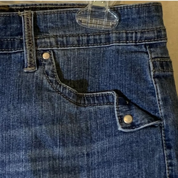 Bandolino Blue Jean Shorts Denim Womens 8P Pockets Belt Loops Zip Button Closure - Picture 3 of 11